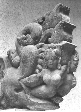 Architecturale decoratie: Makara, twee vrouwenfiguren komen uit de geopende muil