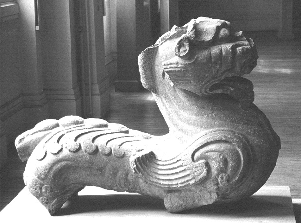 Reliëf fragment afkomstig van grafmonument: fabeldier