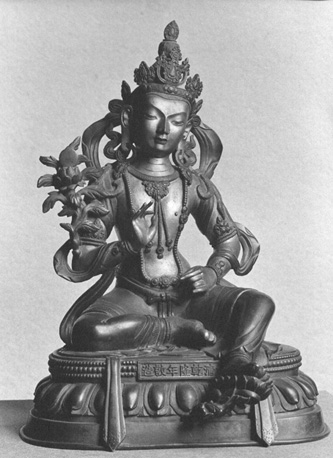 Zittende Boeddha (of Bodhisattva?) op een lotus, een been hangend, de andere horizontaal, prekend gebaar van de handen (?)