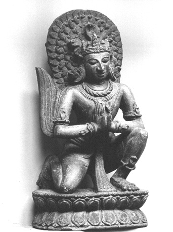 Knielende figuur (Garuda ?) op een lotus