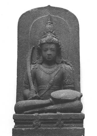Zittend figuur met zwaard in rechterhand en schild in linkerhand