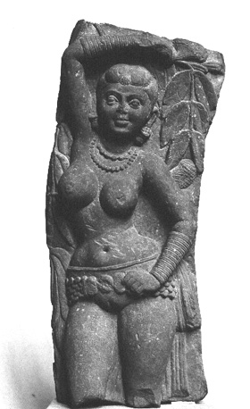 Yakshi (Boomgodin) met een tak in haar hand.