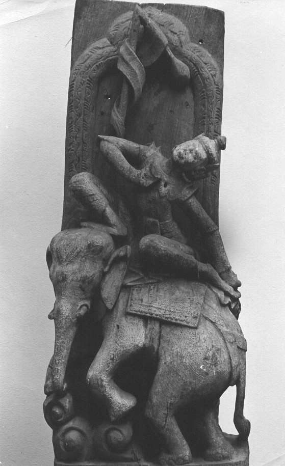 Figuur (godheid ?) op een olifant
