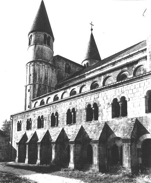 Torens van westwerk en zuidzijde van kerk met kloostergang
