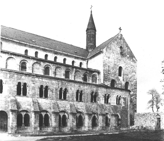 Zuidzijde van kerk met kloostergang en zuider transept, vanuit het zuid (westen)