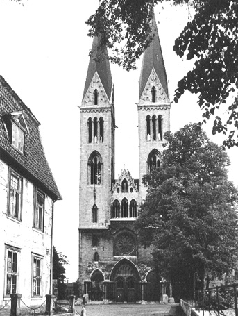 Westfacade met twee torens vanuit het westen