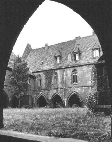Zicht op kloosterhof en kloostergang