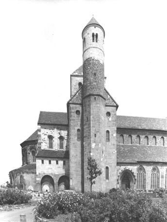 Westelijke apsis, koor, transept en toren vanuit het zuiden