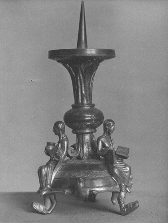 Kandelaar met allegorische vrouwelijk figuren