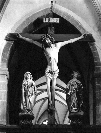 Middenschip, 'Calvariegroep': gekruisigde Christus met Maria en Johannes aan weerszijden van het kruis