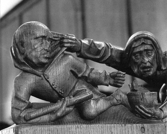 Koorgestoelte, bovenop afsluitende wang: twee figuren, vechtend (?): detail