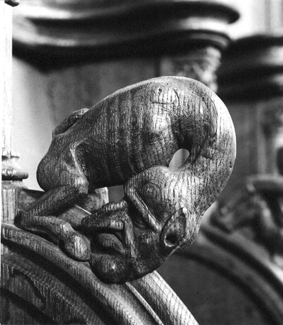 Koorbanken, figuur op armleuning: monster van gemengd menselijke en dierlijke vorm