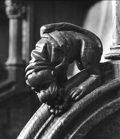 Koorbanken, figuur op armleuning: etend (of overgevend) fabelachtig dier