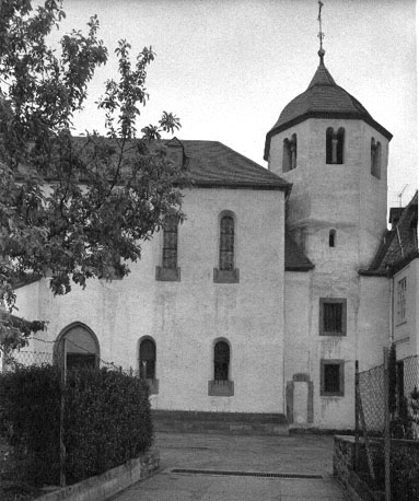 Zicht op noordzijde van schip van de klososterkerk en achthoekige kerktoren