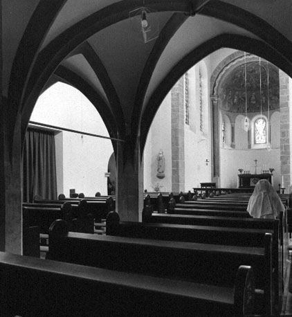 Middenschip van de kloosterkerk vanuit het westen