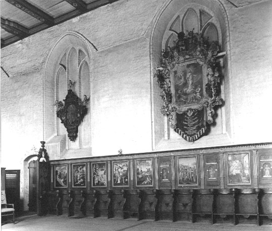 Nonnengalerij: koorgestoelte met fresco's vanuit het noorden