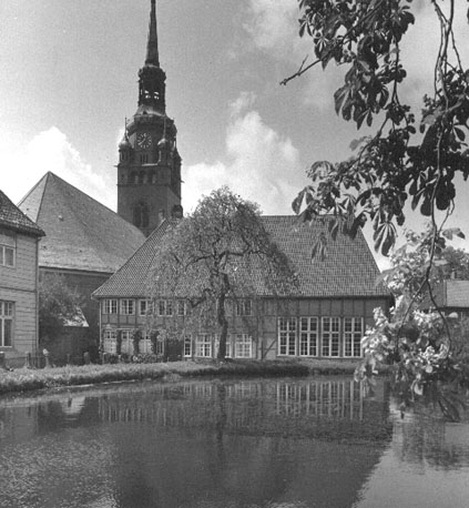 Zicht op kerk en toren vanuit het oosten