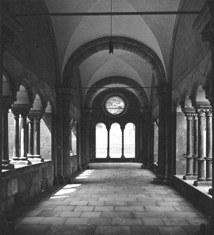 Noordelijke galerij van voorhof (vanuit het oosten)