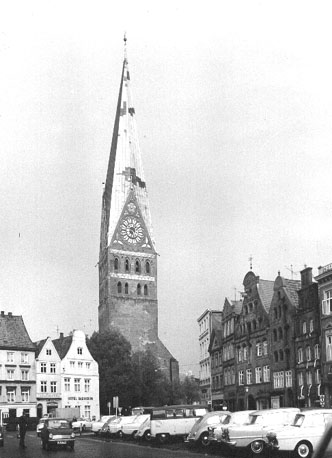 Zicht op kerktoren gezien vanuit de markt (het westen)