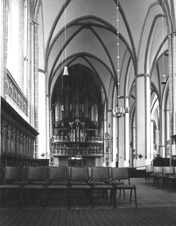 Middenschip met zicht op orgel, vanuit het oosten