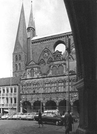 Raadhuis gezien vanaf de markt; links: torens van Marienkirche