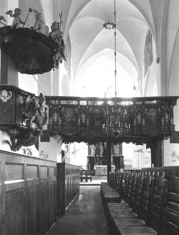 Middenschip met zicht op oksaal, vanuit het westen