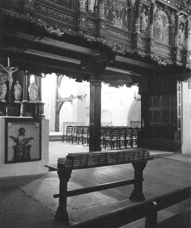 Zicht op oksaal (detail) vanuit het westen; links, houten sculptuur: zittende Christus maakt zegenend gebaar