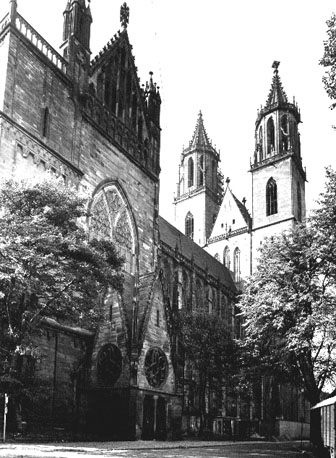Noordtransept, zijbeuk en westtorens