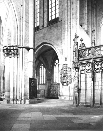 Zicht vanuit viering (zuidoosten) in schip, noordelijke zijbeuk en noordtransept; rechts: detail van oksaal