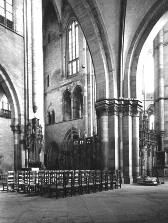 Zicht op noordtransept, viering en oksaal vanuit zuidelijke zijbeuk (zuidwesten)