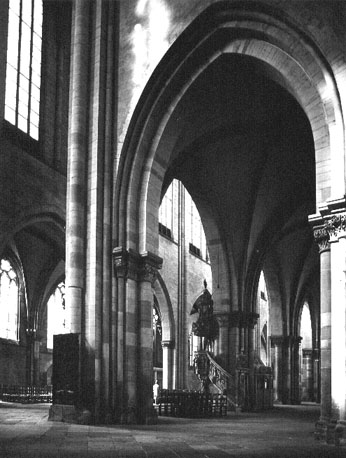 Zicht in noordelijke zijbeuk en middenschip vanuit het noordoosten
