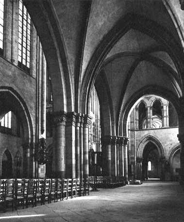 Zicht in noordelijke zijbeuk en middenschip vanuit het noordoosten