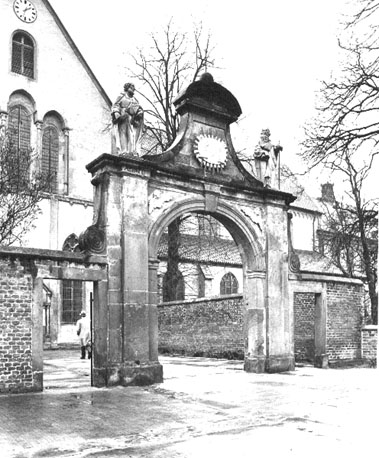 Ingangspoort aan noordzijde van kerk