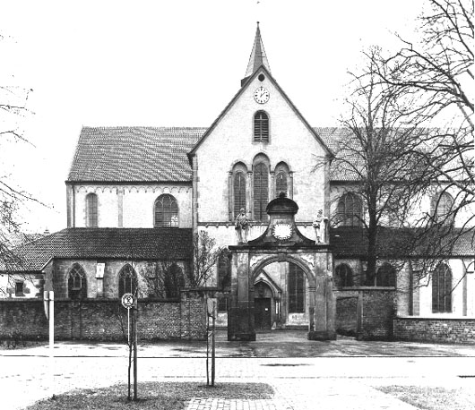 Zicht op noordzijde van kerk met ingangspoort