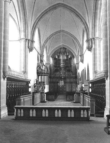Middenschip met zicht op orgel, vanuit het oosten