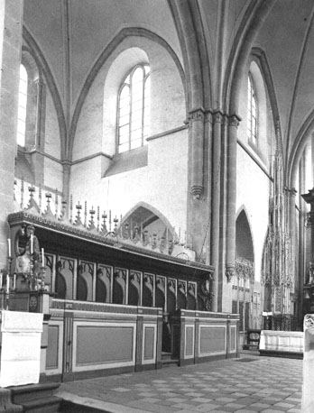 Viering met koorgestoelte vanuit het zuidoosten
