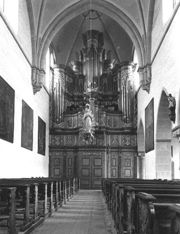 Middenschip met zicht op orgel vanuit het oosten