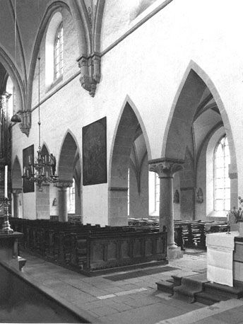 Middenschip en noordelijke zijbeuk vanuit het oosten