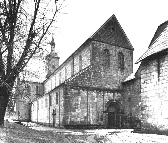 Westfacade en noordzijde van kerk vanuit het noordwesten