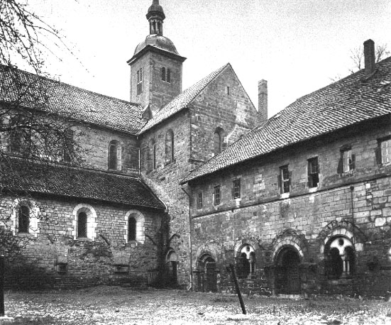 Zuidzijde van kloosterkerk, rechts: voormalige kapittelzaal