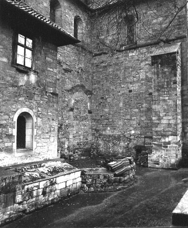Restanten van kapellen aan zuidtransept; rechts: koor, gezien vanuit het zuidoosten