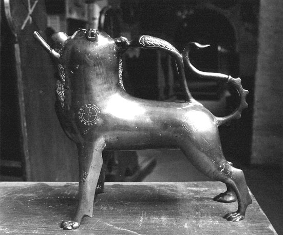 Aquamanile in de vorm van een leeuw (achterkant)