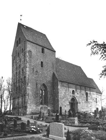 Zicht op kerk vanuit het zuidwesten; op de voorgrond: begraafplaats