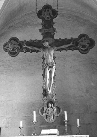 Koor: Christus aan het kruis omgeven door de vier symbolen van de evangelisten (Triomfkruis)