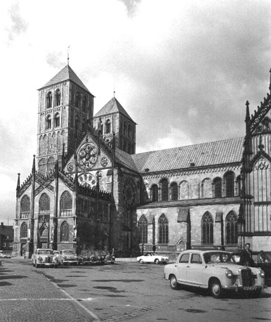 Zuidelijke zijde van  westelijk deel van de kerk met paradijs voor het westelijk transept