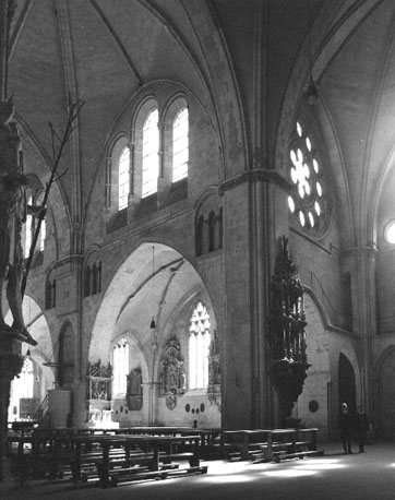 Zicht op zuidelijke zijbeuk en west-transept vanuit de viering (noordwesten)