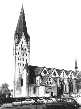 Westtoren en zuidzijde vanuit het zuiden