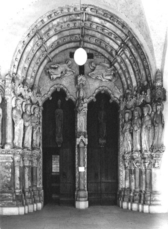 Westtransept, paradijs, zuidelijk portaal; op trumeau: staande Maria met Christuskind vereerd door twee engelen; op beide portaalwangen: drie apostelen; losse figuur rechts: Catharina van Siena