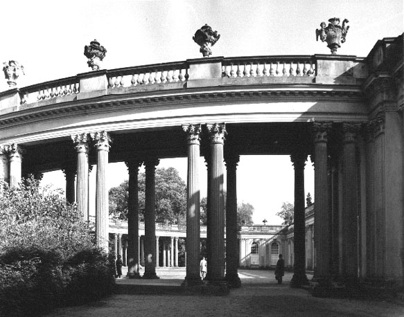 Ccolonnade vanuit het westen