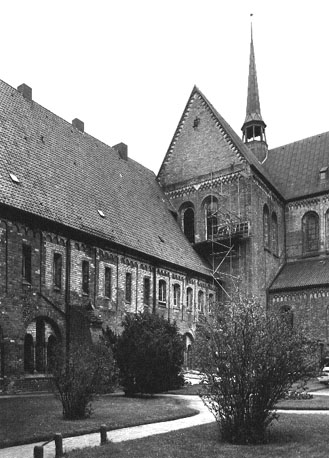 Kloosterhof, kloostergang en noordtransept vanuit het noorden
